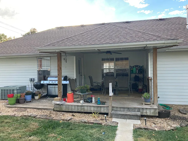 1602 S Charing Rd — Photo 2