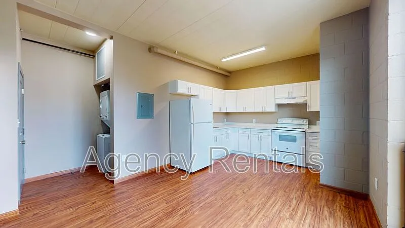Building Photo - 1407 Pensacola St #205