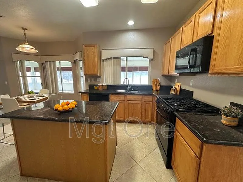 4 bed, 3.0 bath, 2759 sqft, $3,950 — Photo 4