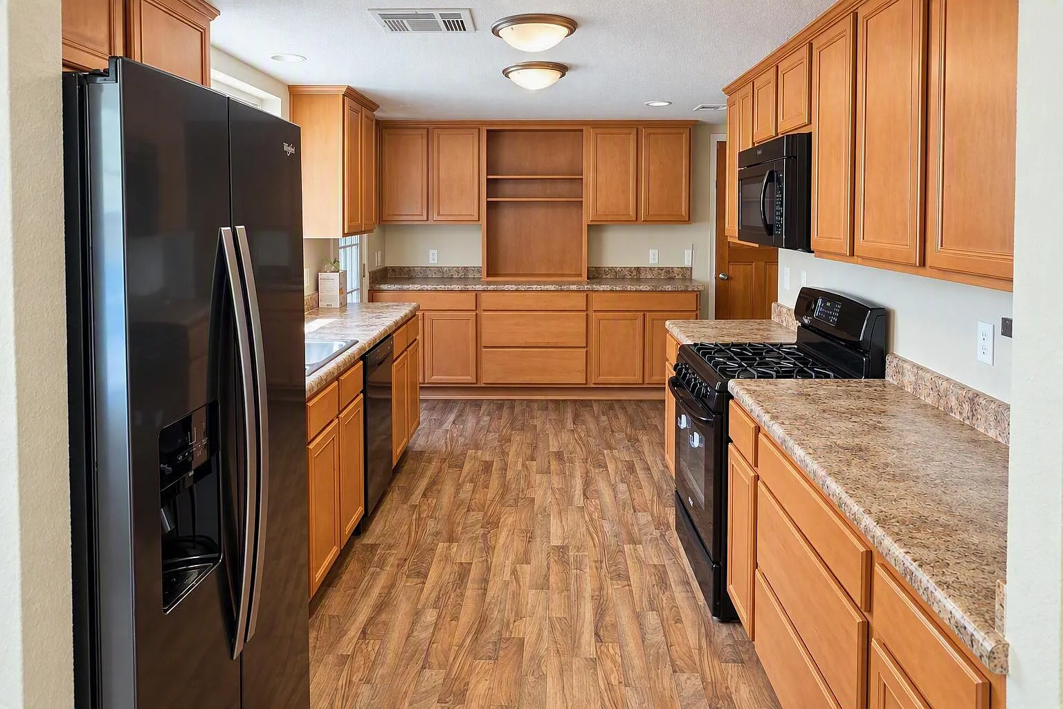 4 bed, 2.5 bath, 1900 sqft, $2,295 — Photo 3