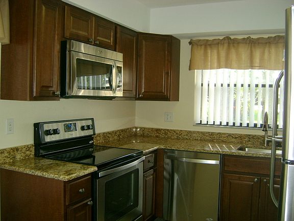 2nd image of 707 SE 12th Ave APT 102