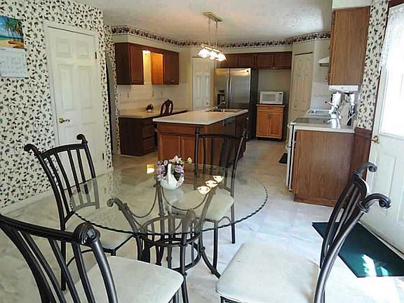4th image of 137 Peppertree Dr