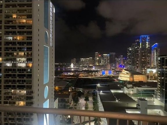 4th image of 1750 N Bayshore Dr APT 2510