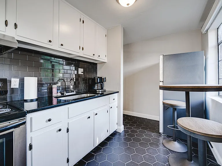 418 E 15th St #1 — Photo 9