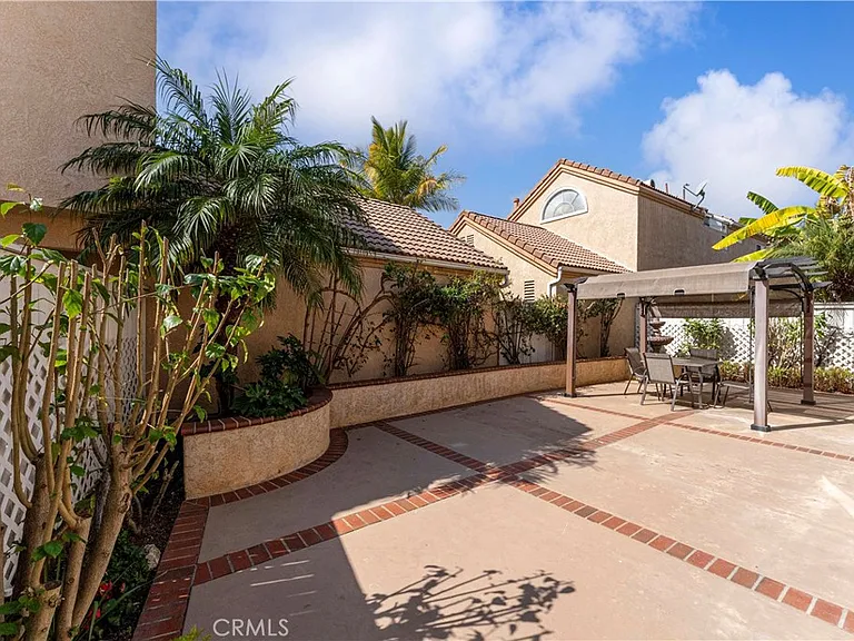 12 Dominguez St — Photo 25