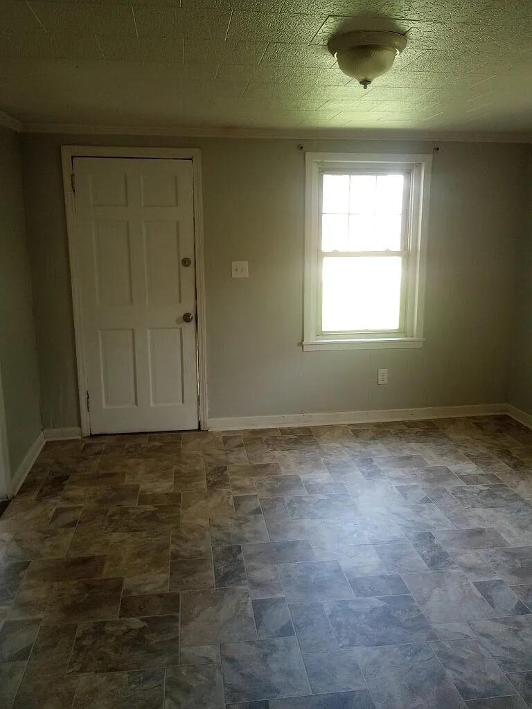 2 bed, 1.0 bath, $1,050 — Photo 2