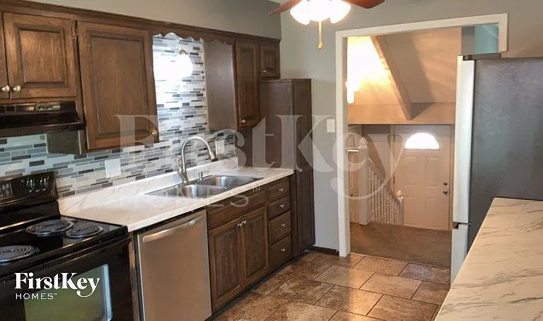 509 SW Victor Dr — Photo 5