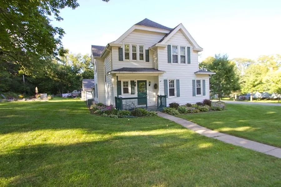 220 W Geneva St photo 1