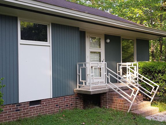 Wooded setting close to Duke University and Duke Regional Hospital. Hop on the nearest trail less than a block away.