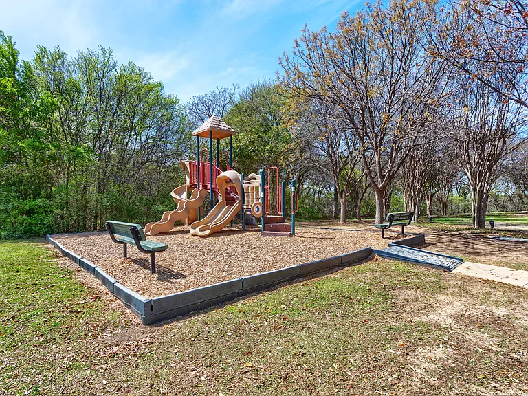 912 Lake Cypress Ln — Photo 30