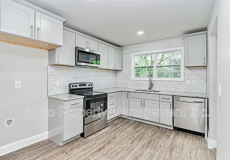 115 Sterling St — Photo 7