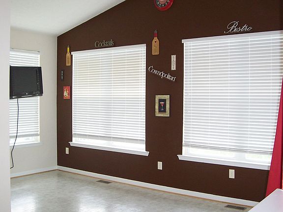 BREAKFAST ROOM OFF KITCHEN