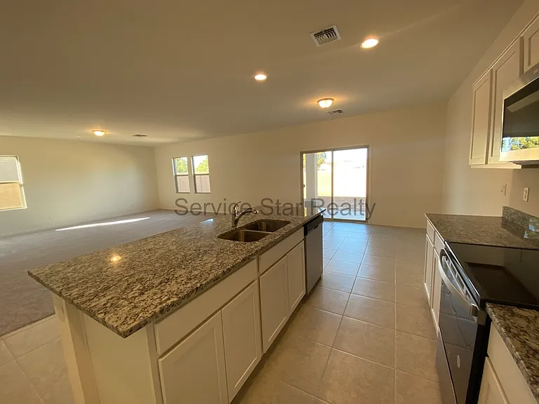 2402 E Alonso Dr — Photo 3