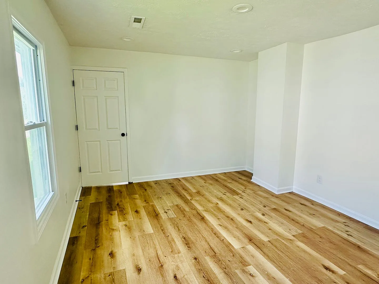 Charming 2 BR / 1 BA Duplex with Covered Front Porch — Photo 2