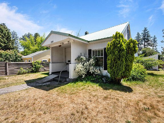 front of home w/yard>