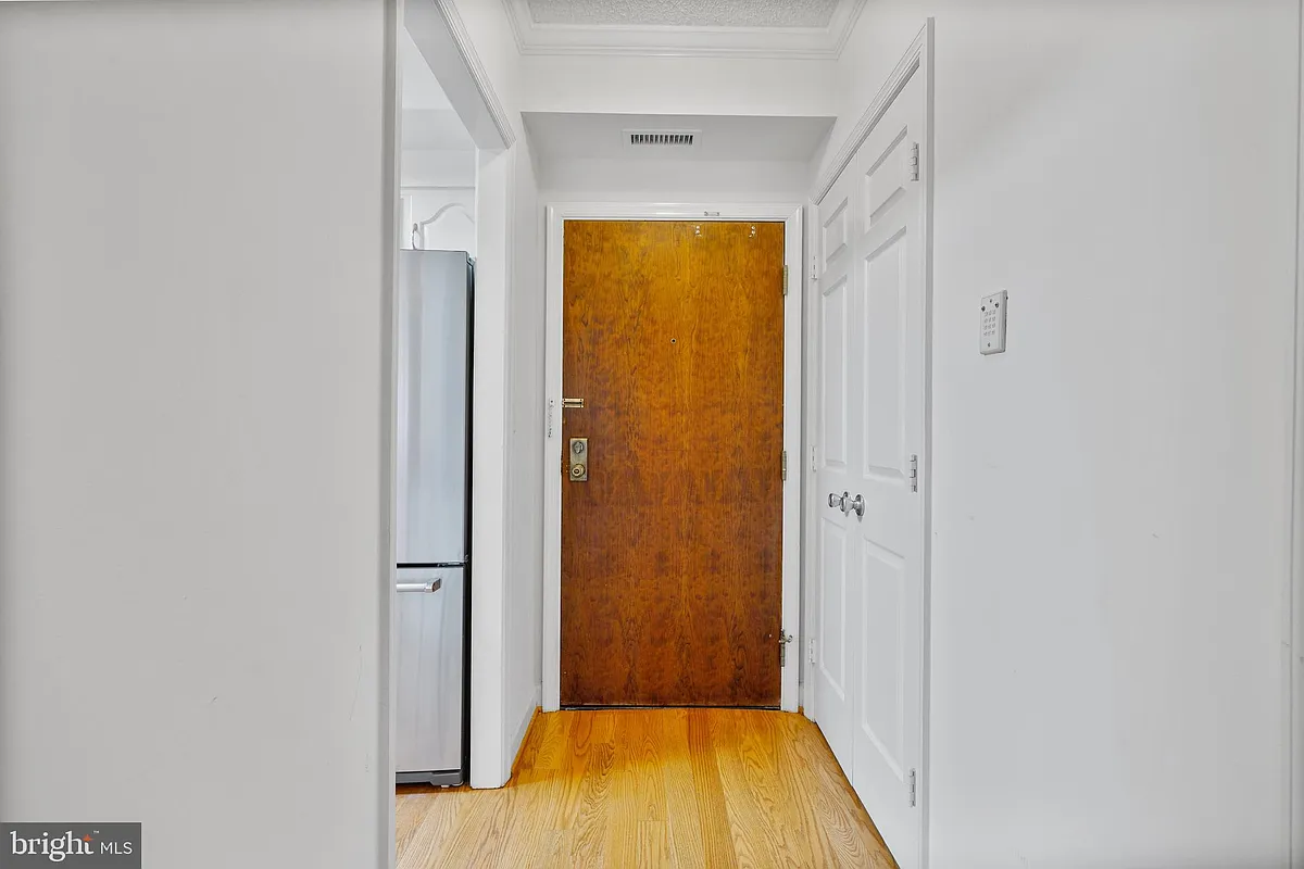 Building Photo - 800 S Saint Asaph St #306