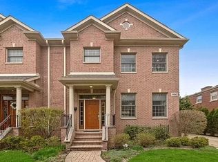 1150 Pine St, Glenview, IL 60025