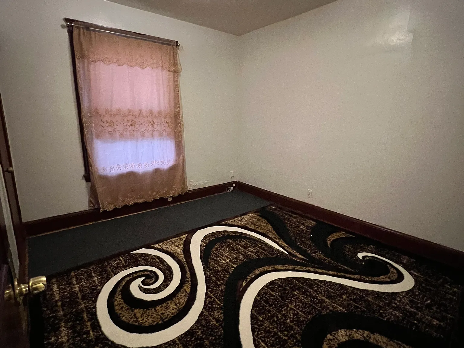 4 bed, 3879 sqft, $3,000 — Photo 4