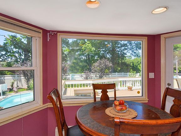 4th image of 75 Essex Ct