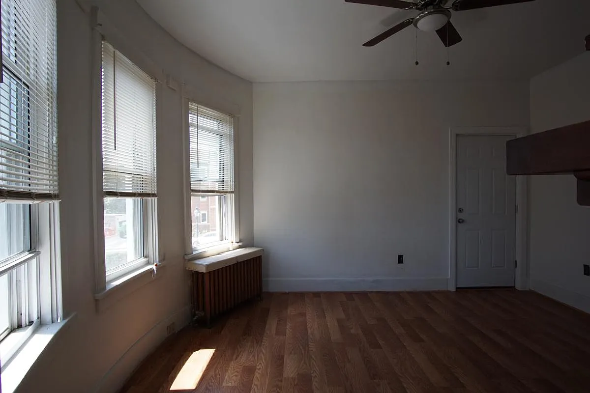 living room - 2927 Brownsville Rd #3
