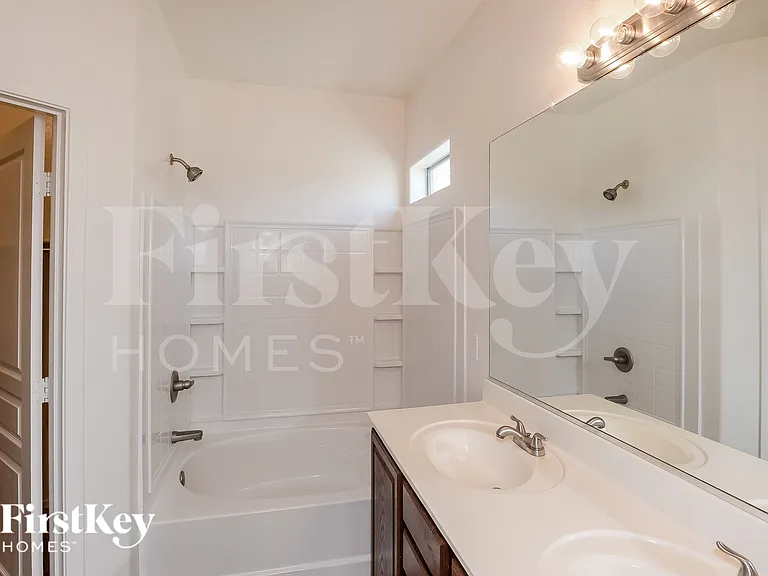 1210 W Vineyard Plains Dr — Photo 11