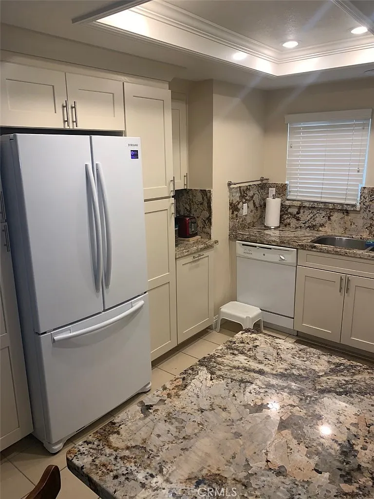 2 bed, 1040 sqft, $2,850 — Photo 3