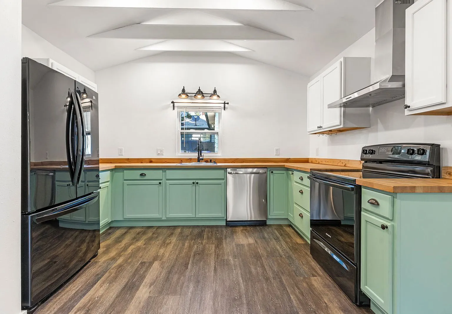 2 bed, 1.0 bath, 1505 sqft, $2,350 — Photo 3