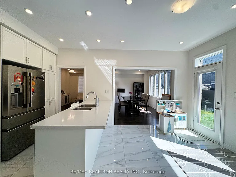 7 Crofting Cres — Photo 9