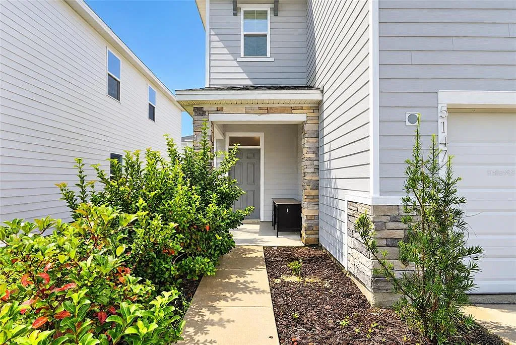 4 bed, 2.5 bath, 2211 sqft, $2,700 — Photo 2