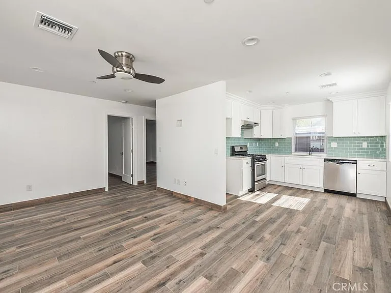 547 N Olive St — Photo 2