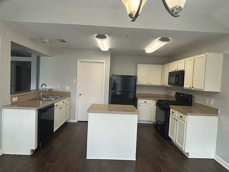 1384 Havelock Dr — Photo 15