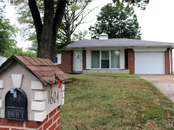 1604 Menard Dr, Belleville, IL 62220