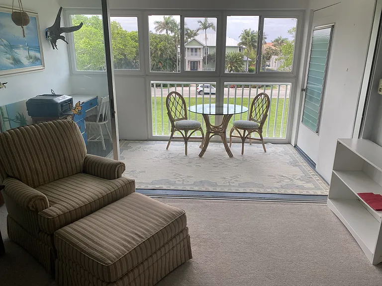 Lanai on rug overlooking Broad Ave. Printer is available and Router for Comcast subscription
