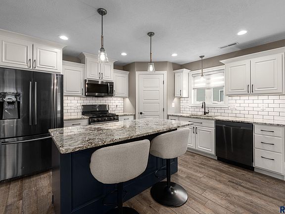 4th image of 2502 N Lammers Ct