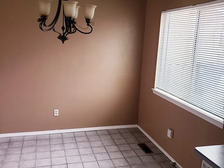 221 Shirley St NE — Photo 3