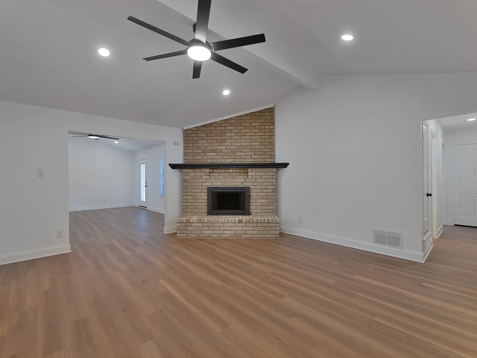 7609 Red Oak St — Photo 1