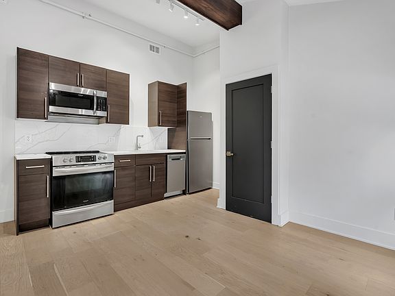 3rd image of 182 Waterman St #2B