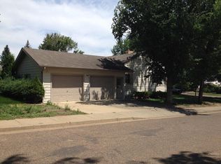803 4th Ave W, Dickinson, ND 58601