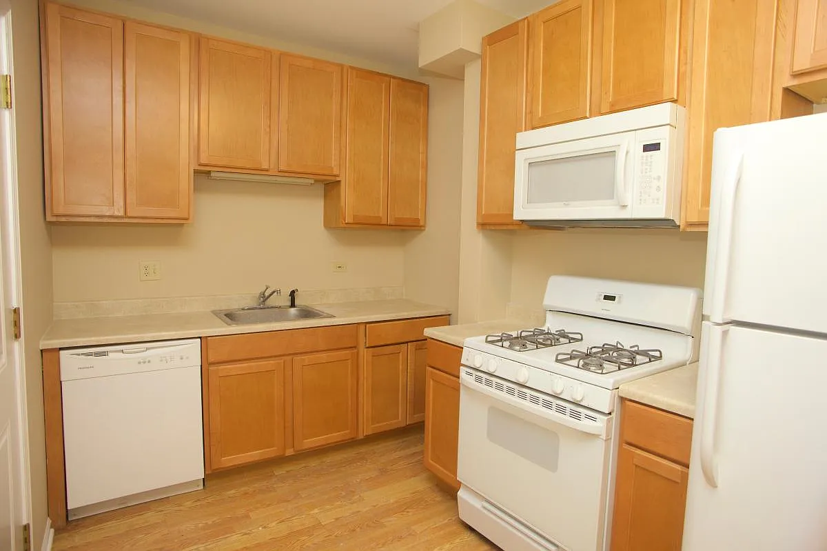 1552 W Arthur Avenue — Photo 2