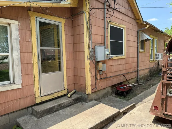 201 E Main St, Henryetta, OK 74437