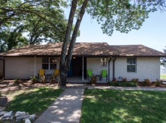 3rd image of 323 Admiral Dr