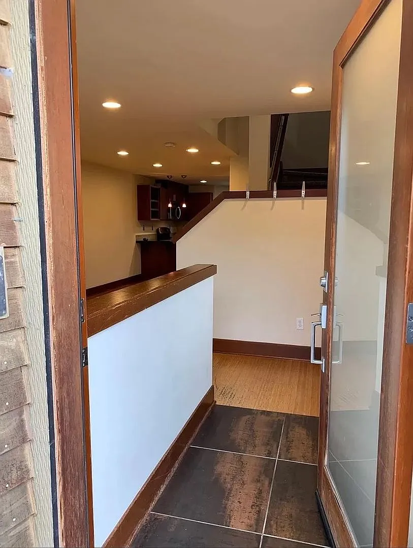 Charming 3BD/2.5BTH Ballard Townhome for Rent! Pet Friendly! — Photo 2
