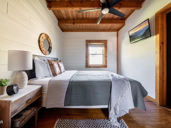 45th image of 1008 Walini Way