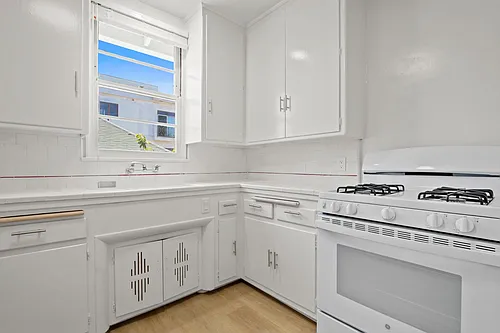 1034 5th St in Santa Monica - 5 blocks to the beach & North of Wilshire Blvd! Photo 1
