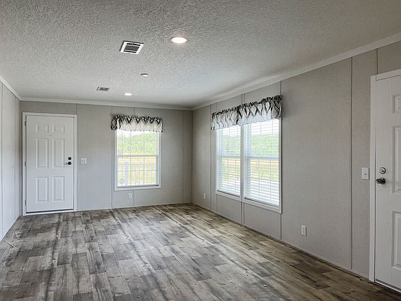 3rd image of 961 Atlanta Dr