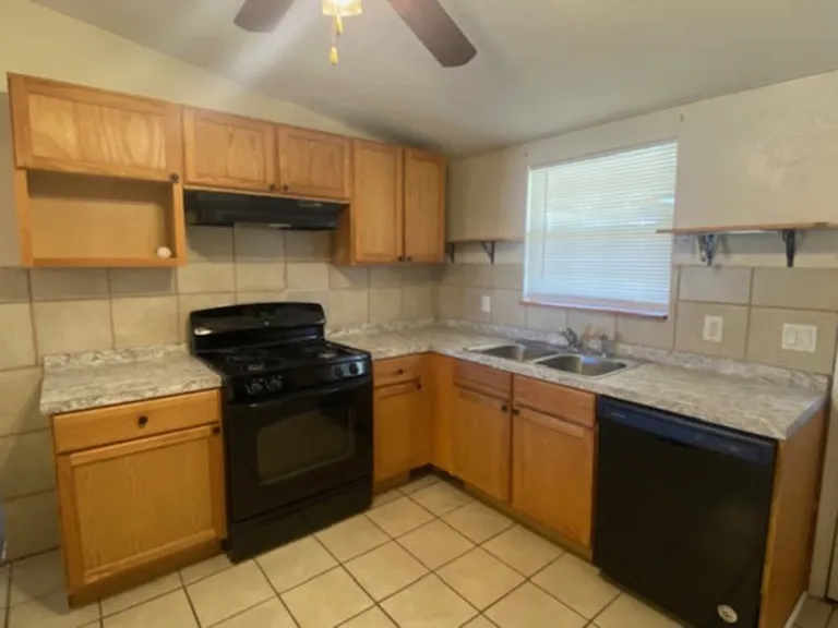 2320 NW 32nd St — Photo 3