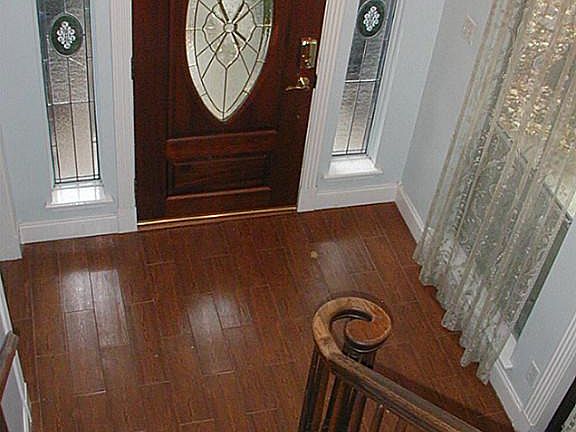 Pretty front entrance greets guests.