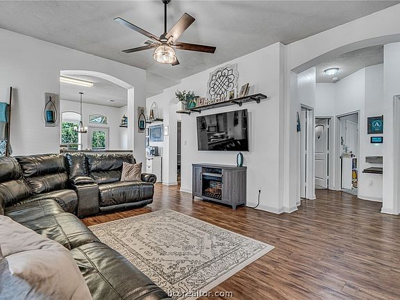 4th image of 1081 Venice Dr