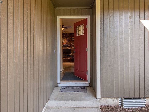 3rd image of 14906 NE Columbine Dr