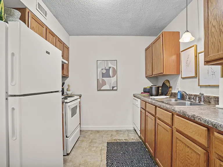 Regency Point Luxury Apartments — Photo 25